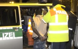 В Германии мигранты забросали камнями полицейских
