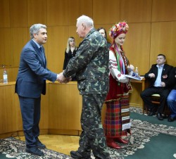 Напередодні Дня вшанування учасників бойових дій на території інших держав голова обласної ради Анатолій Урбанський та голова обласної державної адміністрації Максим Степанов вручили Почесні грамоти воїнам-інтернаціоналістам та активістам спілок ветеранів